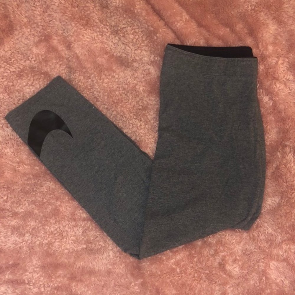 Nike Logo Cropped Leggings